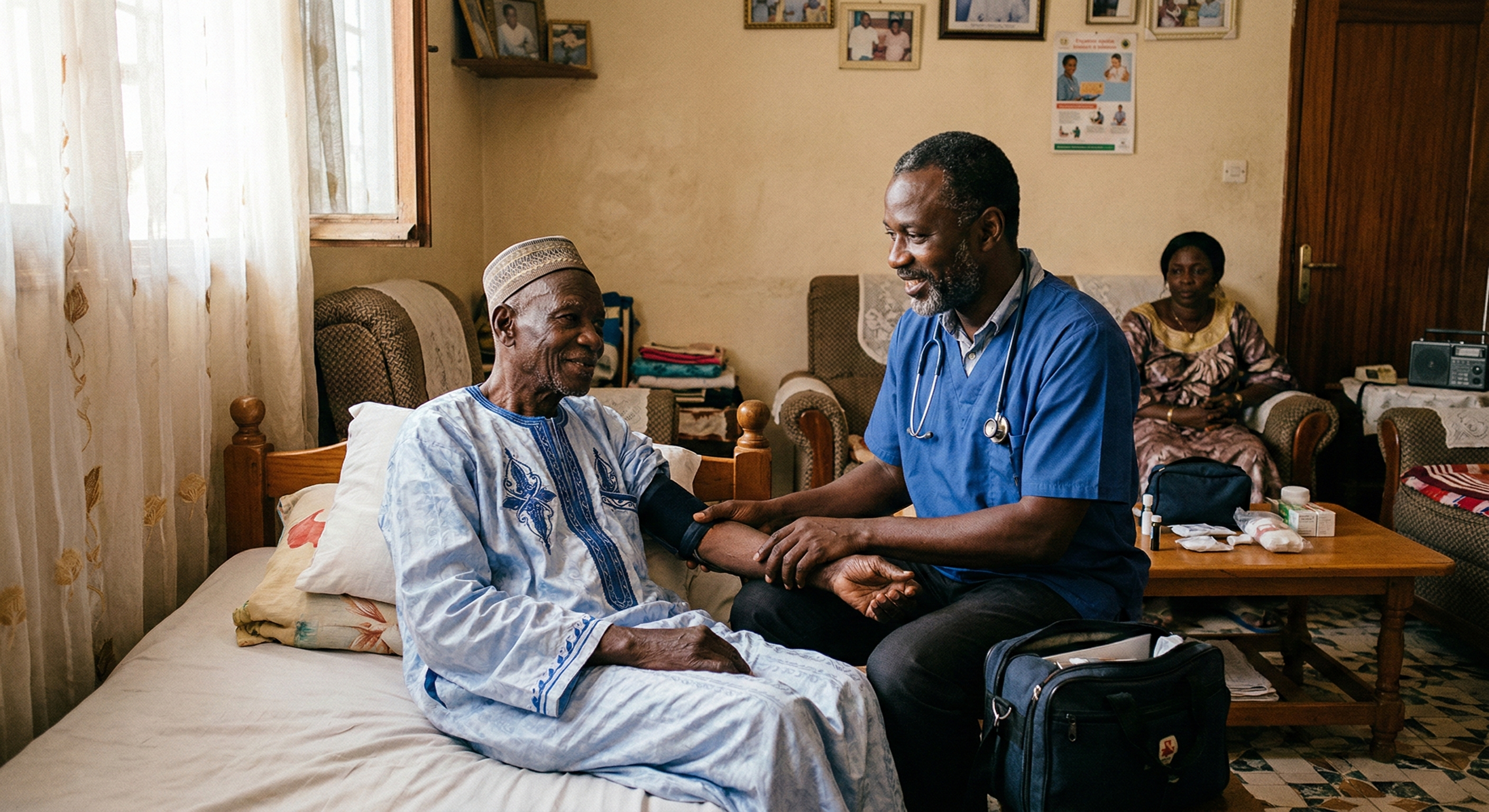 Médecin à domicile prenant la tension d'un patient